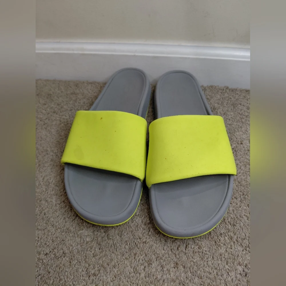 Lululemon Men Size 8 Neon Yellow and Gray Slide Sandals